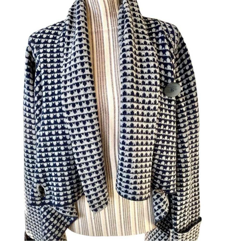A.IDA open front sweater, size L, like new, can be styled using the 2 buttons